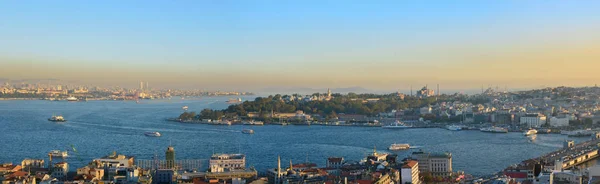 Abendsonne über den Dächern und dem Meer der türkischen Hauptstadt - — Stockfoto