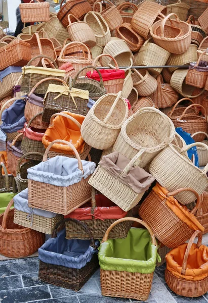 Street sale of hundreds of woven handmade traditional baskets — Stock Photo, Image