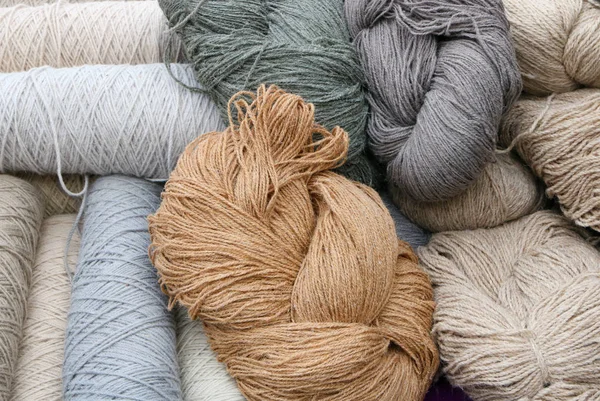 Рукоятки из грубой овечьей шерсти для вязания теплых свитеров — стоковое фото