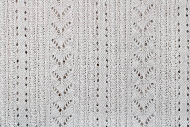 Beyaz pamuk iş parçacıklarından kadın kazak örme.