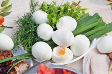 Haşlanmış doğal ekolojik soyulmuş yumurta kırsal masada yatıyor.