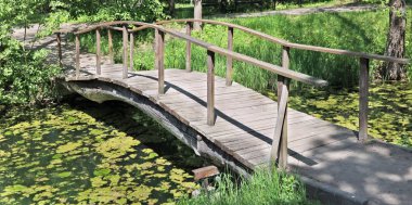 Alg deresi üzerinde ahşap kendinden yapılmış kemerli bir köprü.