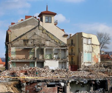Tuğla büyük bir yığın. Beton taşlar ve inşaat enkaz 