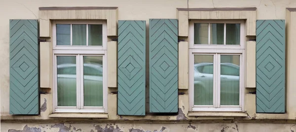 Deux fenêtres dans la vieille maison avec volets ouverts en bois . — Photo