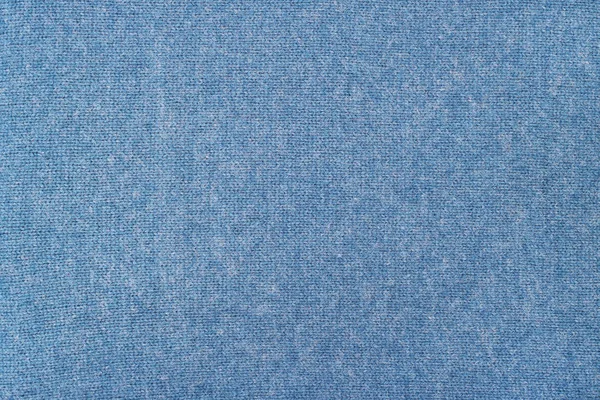 Handgemaakte trui is gebonden met dikke blauwe hechtdraad draden. — Stockfoto