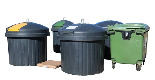 Пять больших современных стандартных изолированных пластиковых мусорных контейнеров расположены — стоковое фото