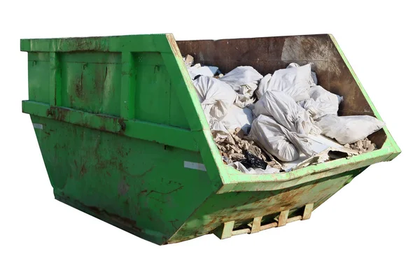 Zgnieciony zardzewiały zielony kontener wypełnione odpadami budowlanymi — Zdjęcie stockowe