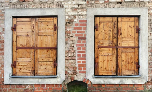 Zwei Fenster mit geschlossenen Holzverschlägen im alten Gemäuer — Stockfoto