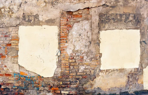 Um pedaço da parede da casa arruinada com manchas de tinta e vós — Fotografia de Stock