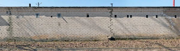 Die rückseitig lange Wand der genossenschaftlichen öffentlichen Garagen besteht aus — Stockfoto