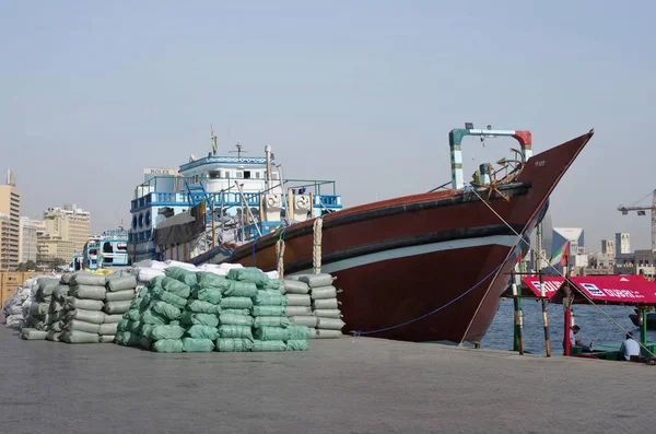 A small private no name merchant ship unloads bags with cotton — Stock Photo, Image