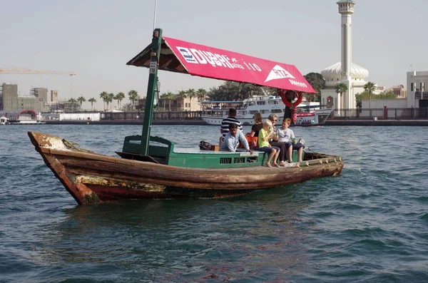 Touristen aus Europa machen eine Seereise auf einem kleinen alten Privatboot. — Stockfoto