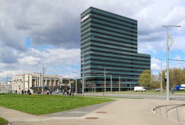 Kişi yeni modern bina Luminor bankada