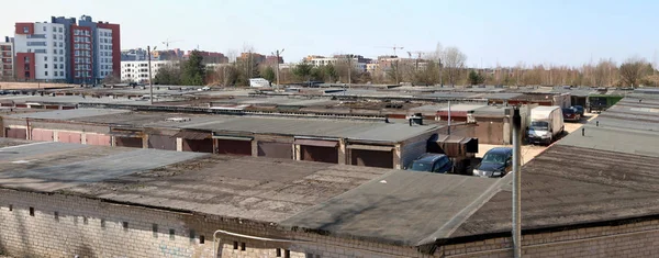 Ruberoid tak av ett stort garage kooperativa — Stockfoto