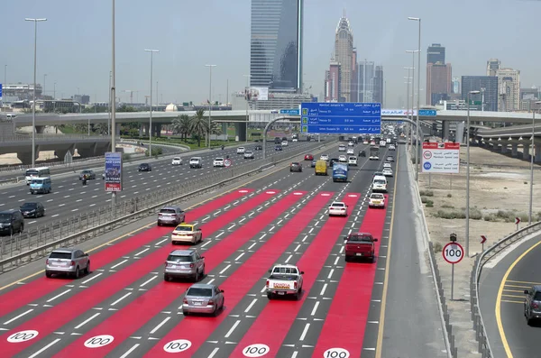 Autopista de alta velocidad de seis carriles y una corriente de coches que viajan a —  Fotos de Stock