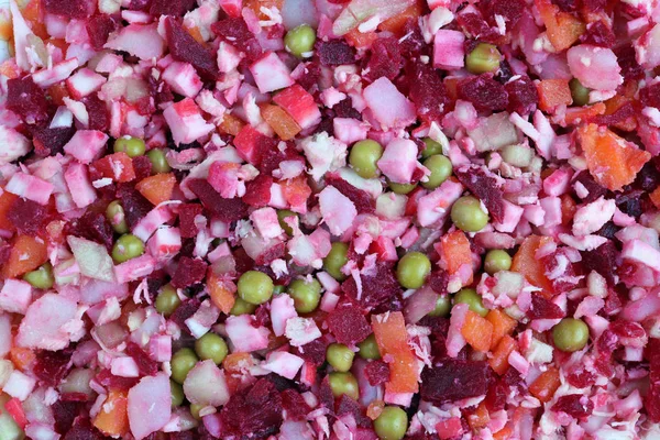 Insalata di barbabietole con bastoncini di granchio e altra verdura finemente tritata — Foto Stock