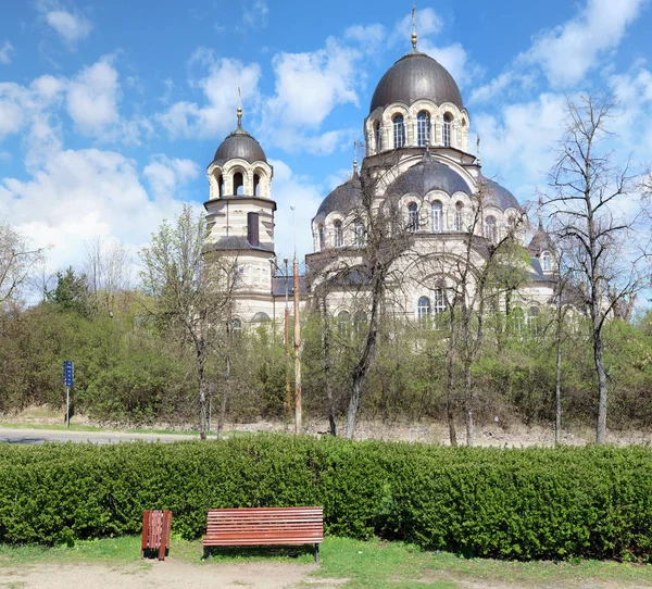 Trädgården för vila bredvid den ortodoxa kyrkan av jungfru — Stockfoto