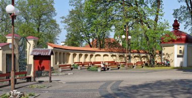 Bir bahçe ve banklar th avlusunda cemaat için