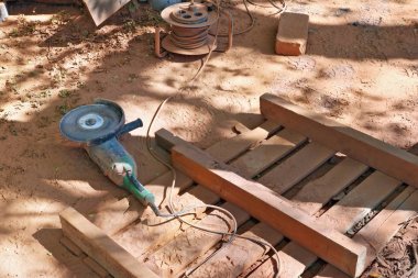 Çalışma alanı Oluşturucusu'nun kırmızı parlak toz ile kaplıdır