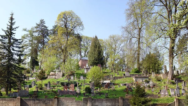 Der alte geschlossene Soldatenfriedhof im antakalnis-Bezirk — Stockfoto