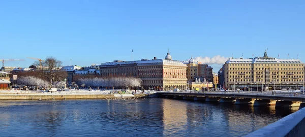 Winter panorama of the capital's bridge and  stone embankment  o — Stock Photo, Image