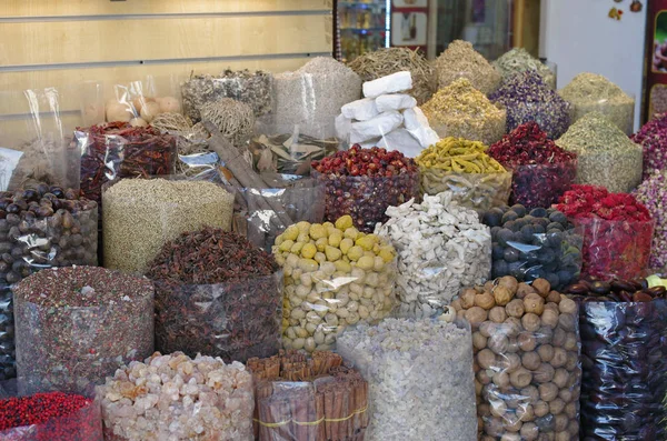 Varias especias en bolsas grandes se venden en la calle de la ciudad asiática — Foto de Stock