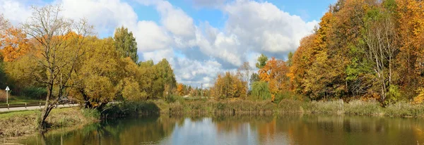 Jesień październik słoneczny dzień panoramiczny europejski krajobraz z drogą — Zdjęcie stockowe