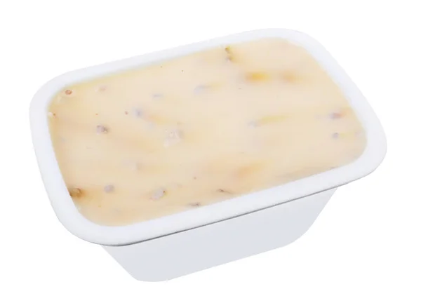 Queso crema con champiñones en un recipiente de plástico macr aislado — Foto de Stock