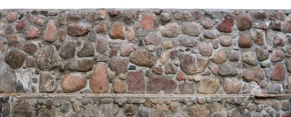 Larga pared nueva de grandes piedras de granito rojo y hormigón aislado —  Fotos de Stock