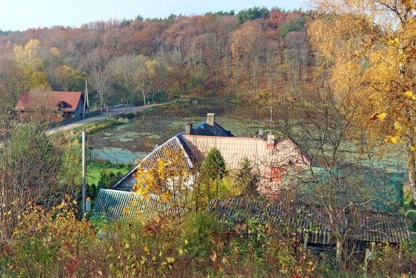Outono Outubro paisagem rural de coluna- telhado de casa, estrada, lago — Fotografia de Stock