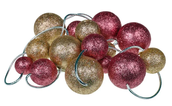 Le palle lucenti di Natale in una ghirlanda per decorare un albero festivo sono — Foto Stock