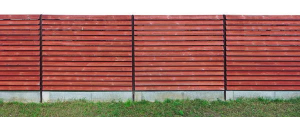 Gard lung rustic din lemn din plăci orizontale roșii izolate — Fotografie, imagine de stoc