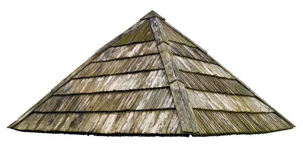 Dak van de eenvoudige landelijke schuur is bedekt met verouderd rot hout — Stockfoto