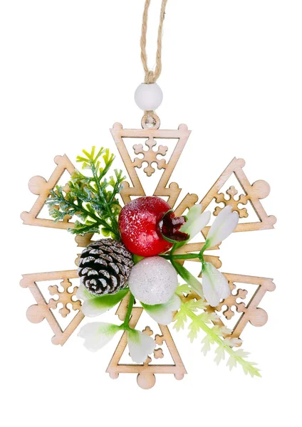 松で作られた素朴なスタイルのクリスマス手作りのおもちゃの雪の結晶 — ストック写真