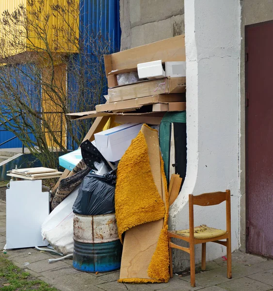 Cajas de cartón y muebles rotos viejos en el basurero ne —  Fotos de Stock