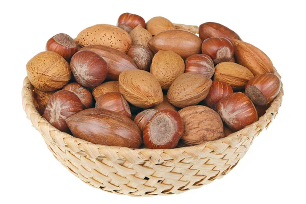 Cesta de mimbre con avellanas nueces almendras y anacardos para — Foto de Stock