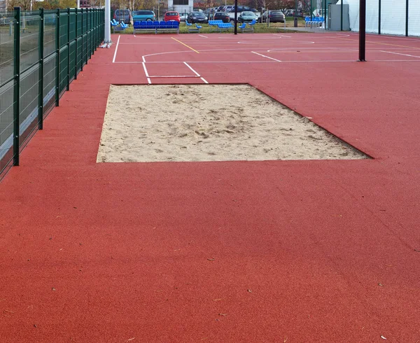 Poço de areia para a competição de salto em distância no atletismo da escola s — Fotografia de Stock