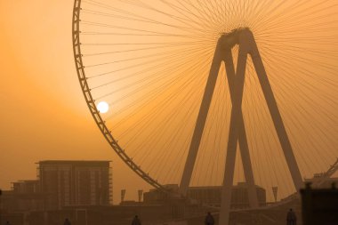Şehir manzarası - Sıcak bir güney şehrinde kum fırtınası ve gün batımı