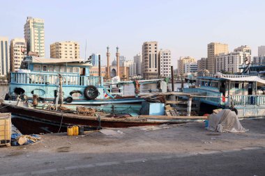 Başkent limanının ters tarafında. Küçük ahşap bir er.