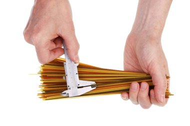 Çiftçi sebze spagettisinin büyüklüğünü ve kalitesini kontrol eder.