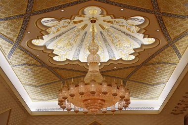 Meşhur Beyaz Şeyh Zayed Camii 'nin içinde, mermer altın.