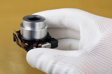 Mühendis teknisyen avide için modern lensleri kontrol ediyor.