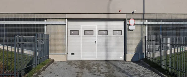 Νέα πύλη για τη σύγχρονη αστική υπόγειο χώρο στάθμευσης αυτοκινήτων πανόραμα — Φωτογραφία Αρχείου