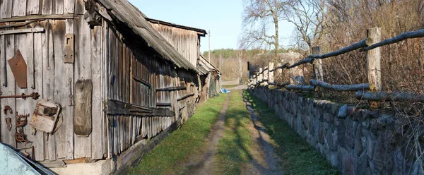 Panoramisch landschap van de herfst november dorpsweg met schuren — Stockfoto