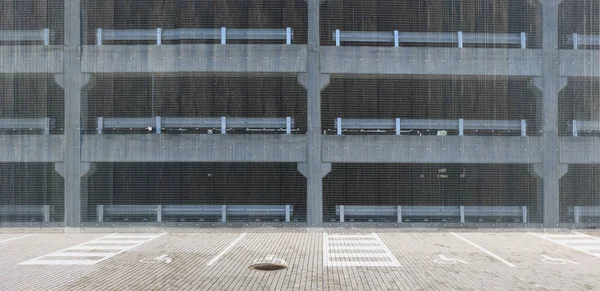 Open vloeren van multi-level parkeergarage beschermd door brede stalen m — Stockfoto