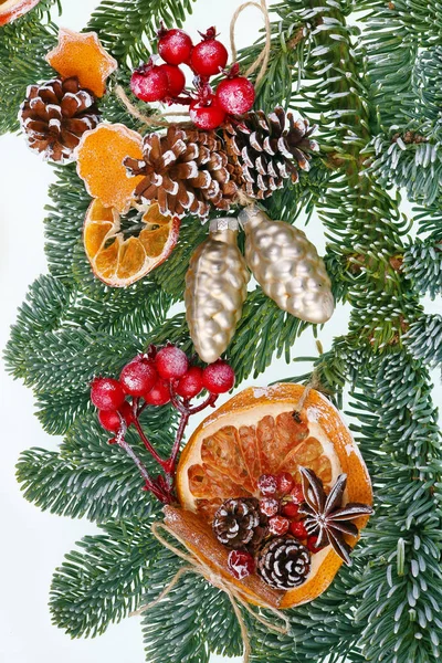 Objets de décoration maison de Noël sur branches de sapin ma — Photo