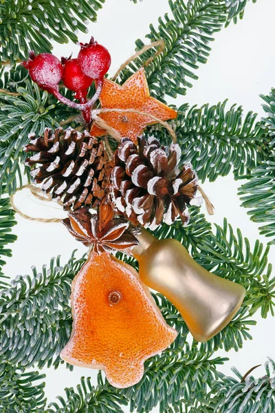 Jouets de décoration faits maison de Noël sur branches de sapin — Photo