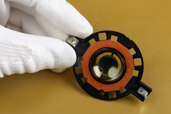 A engineer controls the hi end  speakers coil part macro — Stock Photo, Image