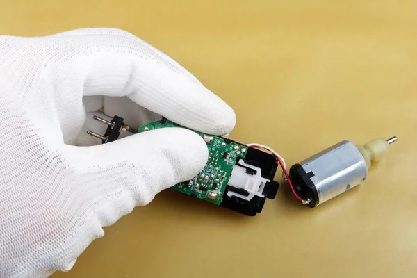 IT industry engineer sets up the electric razor electronic motor — Stock Photo, Image