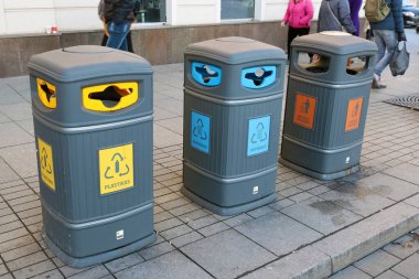 Vilnius, Litvanya - 29 Aralık 2019: Prens Gedimin 'in adını taşıyan merkez caddeye yerleştirilmiş plastik ve kağıt tasnif edilmiş yeni çöp kutuları